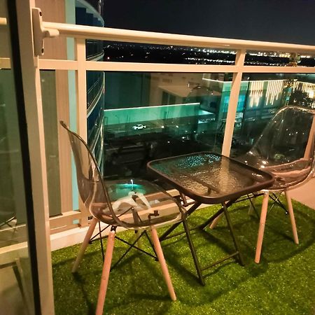 Beach Front Living In The Heart Of The City, Azure Residences Manila Exteriör bild