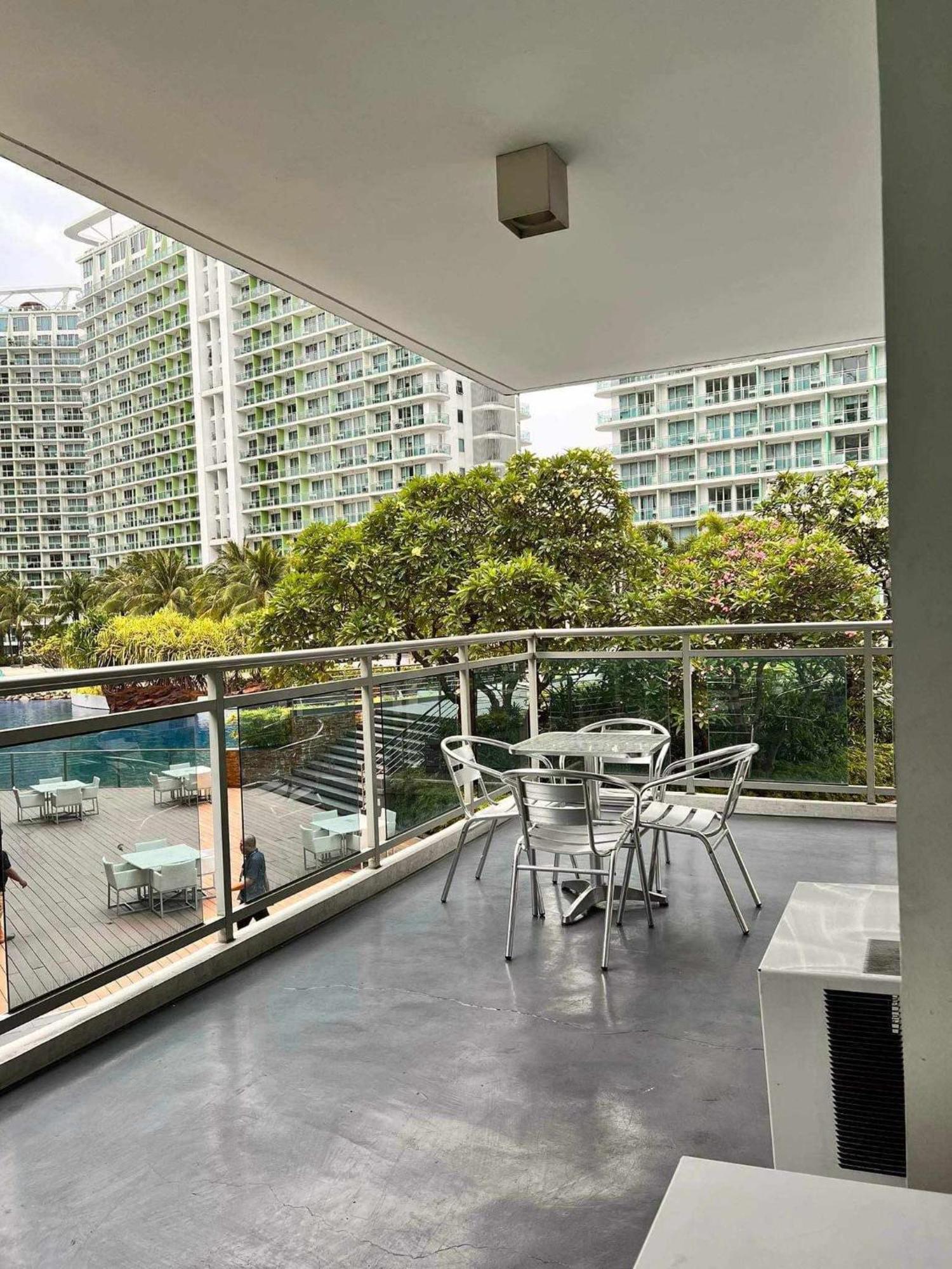 Beach Front Living In The Heart Of The City, Azure Residences Manila Exteriör bild