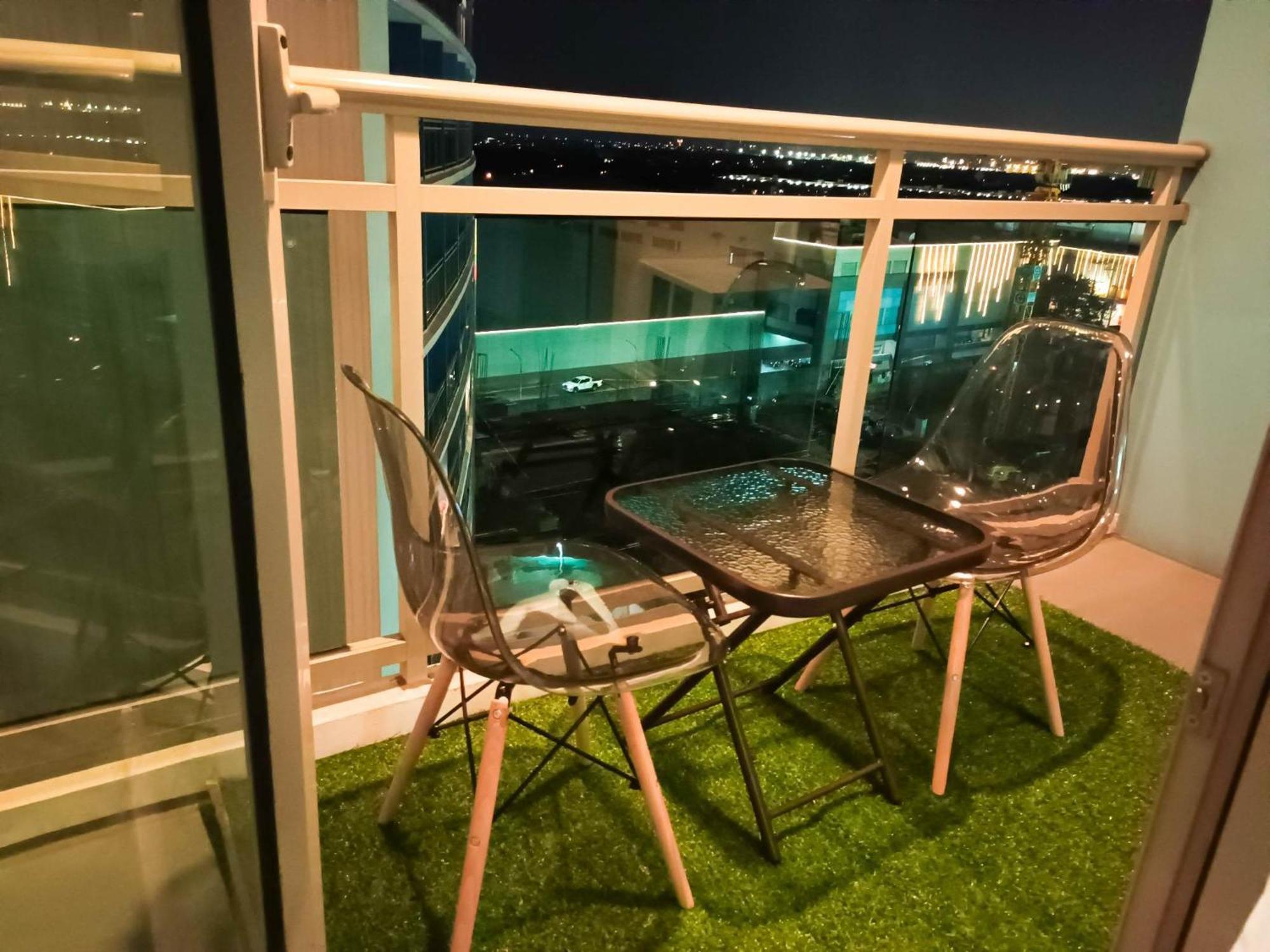 Beach Front Living In The Heart Of The City, Azure Residences Manila Exteriör bild