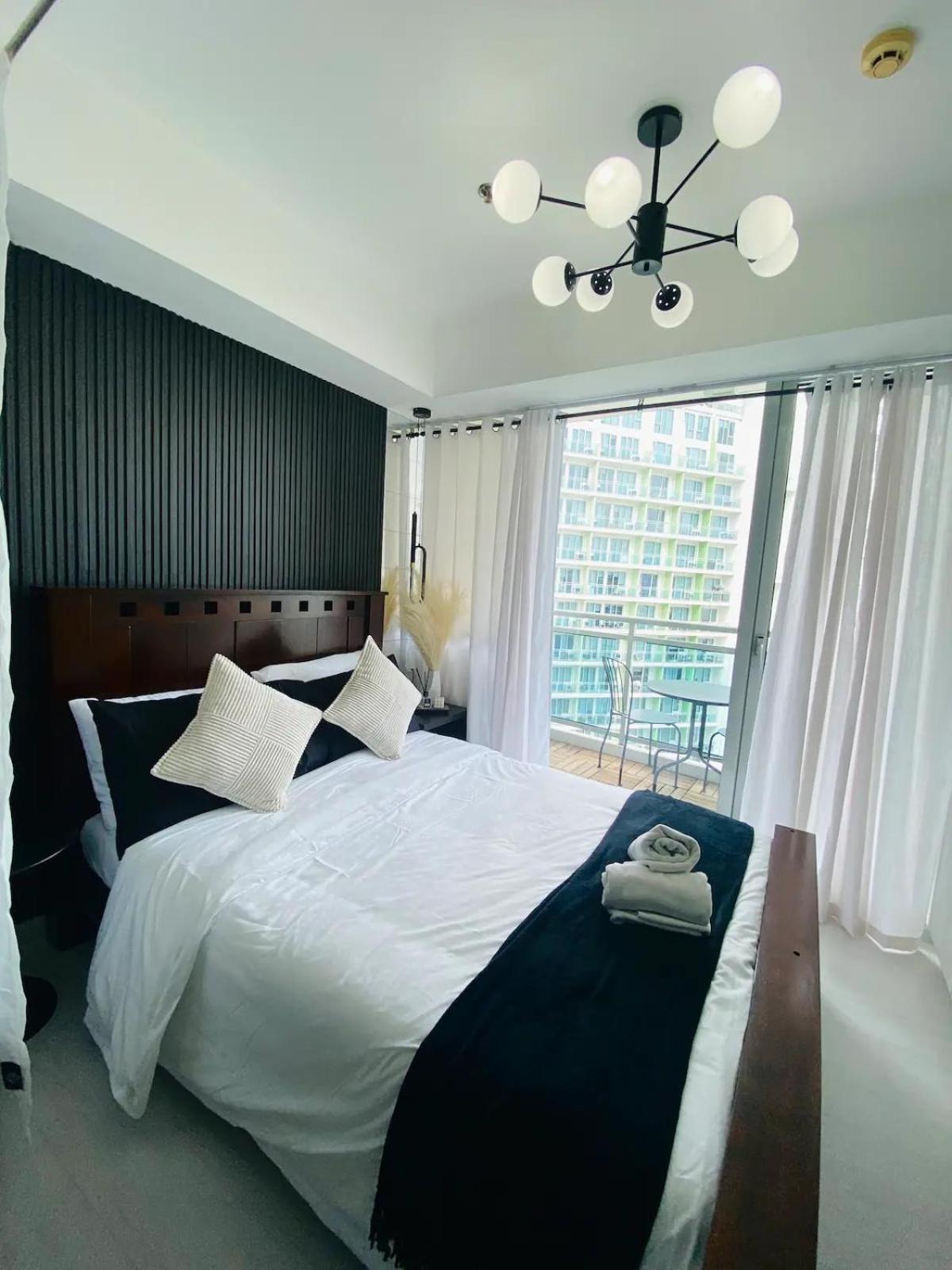 Beach Front Living In The Heart Of The City, Azure Residences Manila Exteriör bild